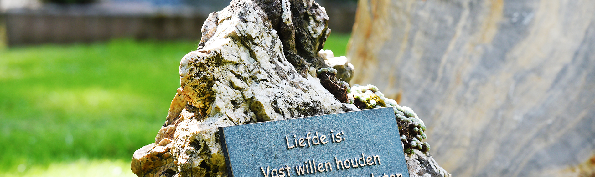 Natuurlijk grafsteen, grafmonument | Ariës Natuursteen