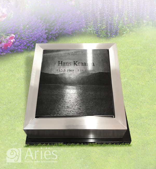 RVS urnengraf met glazen tekstplaat